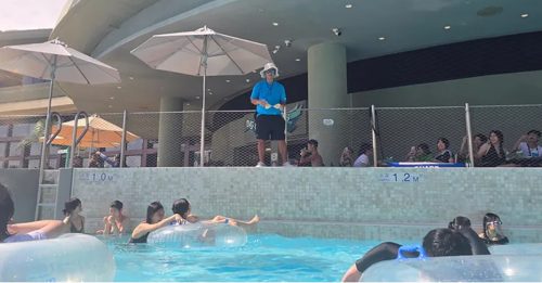 乐园人造浪打飞女客Bra 救生员这样做全场笑翻