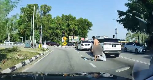 裸男敲车窗睡马路 司机闪避交通混乱