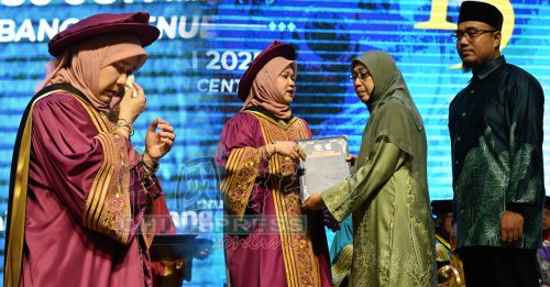 车祸夺命未能迎毕业 母代师范生领证书