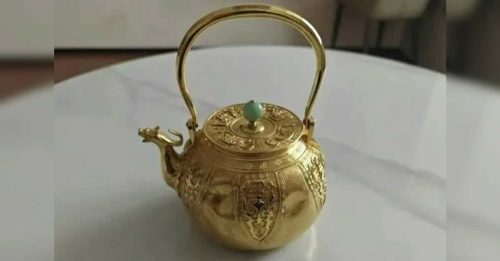 保姆上演“狸猫换太子” 偷走雇主家29.5万黄金茶壶