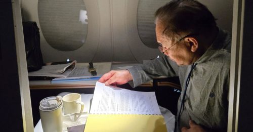 安华官访巴西｜秘书公开独家视角 安华夜飞途中备稿