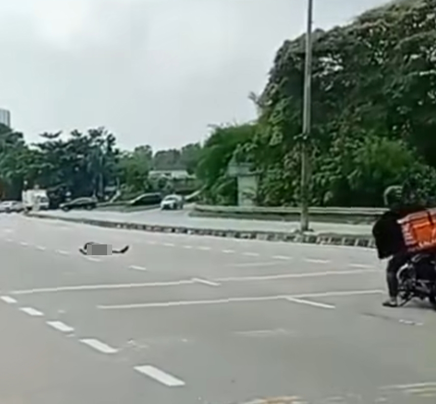 疯汉横躺在大马路上。