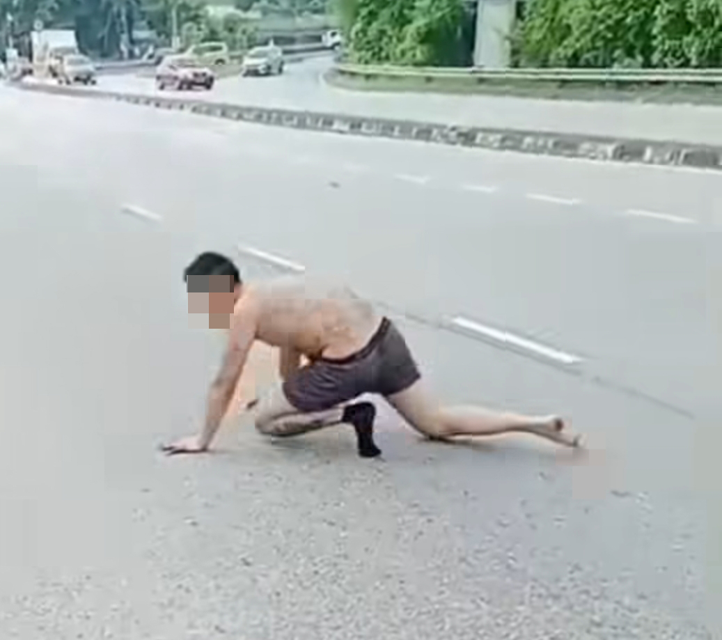 疯汉见骑士靠近，突然起身要逃离。