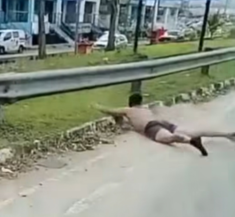 疯汉一个踉跄摔在地上。