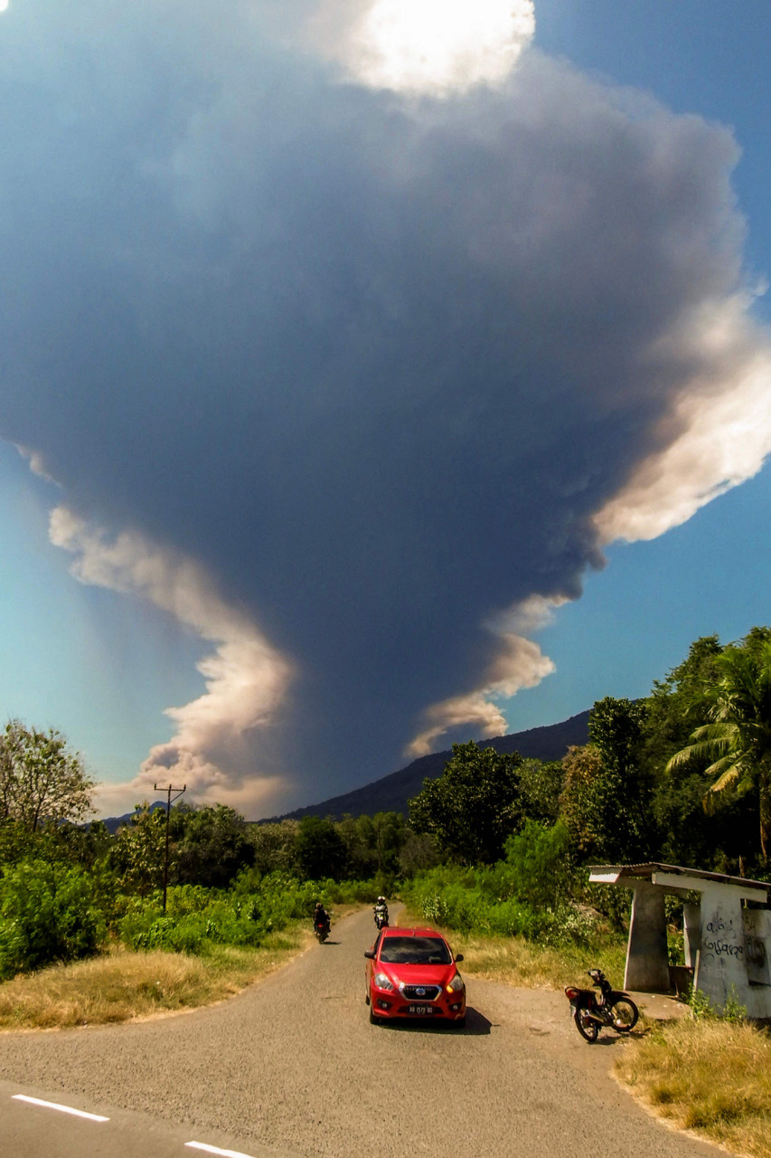 印尼勒沃托比火山喷发 灰柱达1.8万公尺