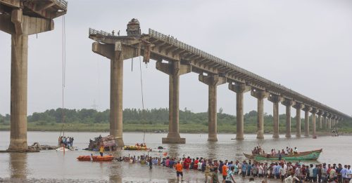 印度跨河大桥崩塌9死 居民多次投诉无人维修