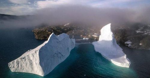 巨型冰山逼近格陵兰小岛 崩裂恐掀巨浪冲击沿岸