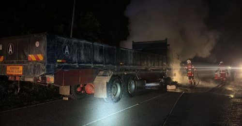 罗厘行驶中自燃 司机跳车逃命