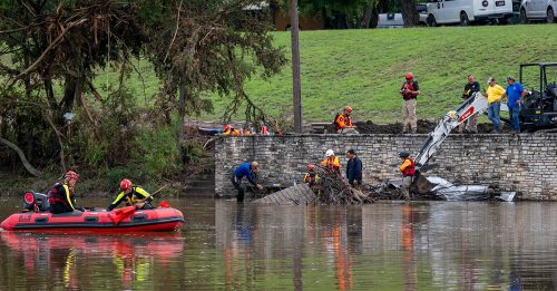 德州洪灾增至131死 当局警告新一波豪雨来袭