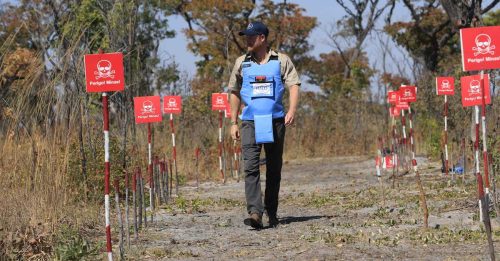 哈里王子到访安哥拉 重现亡母慈善地雷步行