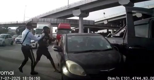 四驱车塞车中 横冲直撞 司机怒踼轿车失控逃逸