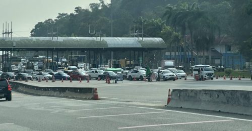 警方文冬收费站设路障 加叻大道大堵塞！