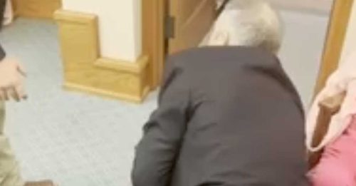 斥共和党操纵选区划分 民主党国会候选人被拖走