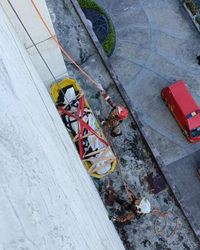 消拯员用担架和绳索将女死者遗体吊运到地面。