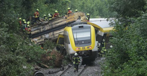 德列车出轨翻覆 3死41伤 救援员爬车厢救受困乘客