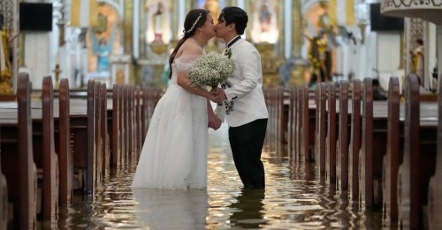 台风冲不走真爱！新人积水教堂完婚