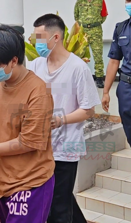 涉嫌纵火案的男嫌犯(白衣)被押往昔加末法庭进行延扣。