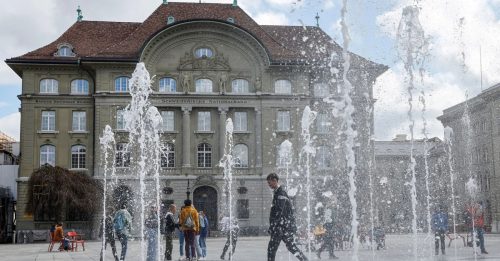 美元次季贬值10% 这国央行惨亏800亿！