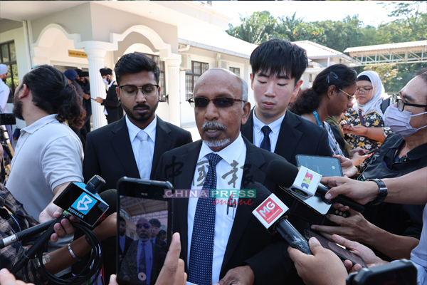 马诺哈然（左3）告知媒体案件进展；左2起为哈里哈兰和陈佳杰。
