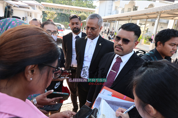 媒体询问祖艾鲁本（右2）控状内容；右3起为阿布峇卡和莫哈末峇哈鲁丁。
