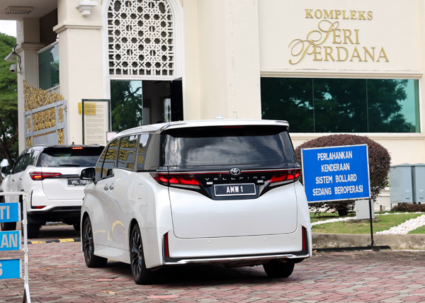 PUTRAJAYA, 14 Julai -- Kenderaan yang membawa Menteri Perumahan dan Kerajaan Tempatan Nga Kor Ming tiba di Kompleks Sri Perdana hari ini untuk mengadakan pertemuan dengan Perdana Menteri Datuk Seri Anwar Ibrahim dan Ahli Parlimen Pakatan Harapan (PH) bagi membincangkan beberapa perkara penting menjelang sidang Parlimen yang akan datang.

--fotoBERNAMA (2025) HAK CIPTA TERPELIHARA
 *** Local Caption *** 
: