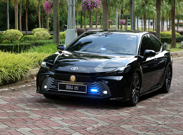 PUTRAJAYA, 14 Julai -- Kenderaan yang membawa Menteri Besar Selangor Datuk Seri Amirudin Shari tiba di Kompleks Sri Perdana hari ini untuk mengadakan pertemuan dengan Perdana Menteri Datuk Seri Anwar Ibrahim dan Ahli Parlimen Pakatan Harapan (PH) bagi membincangkan beberapa perkara penting menjelang sidang Parlimen yang akan datang.

--fotoBERNAMA (2025) HAK CIPTA TERPELIHARA
 *** Local Caption *** 
: