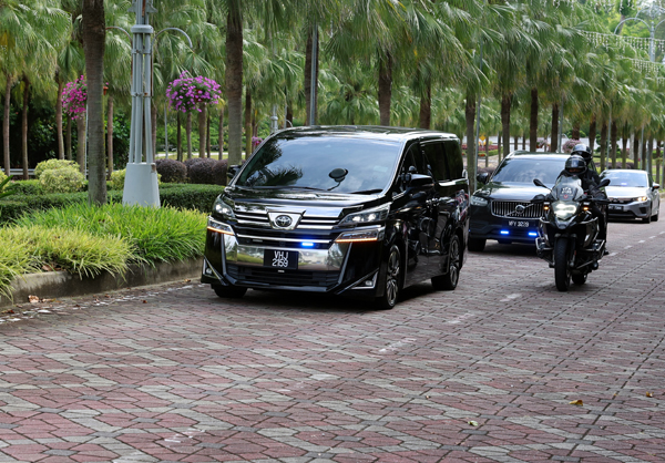 PUTRAJAYA, 14 Julai -- Kenderaan yang membawa Menteri Dalam Negeri Datuk Seri Saifuddin Nasution Ismail tiba di Kompleks Sri Perdana hari ini untuk mengadakan pertemuan dengan Perdana Menteri Datuk Seri Anwar Ibrahim dan Ahli Parlimen Pakatan Harapan (PH) bagi membincangkan beberapa perkara penting menjelang sidang Parlimen yang akan datang.

--fotoBERNAMA (2025) HAK CIPTA TERPELIHARA