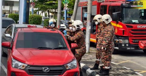 店铺前轿车 内有女腐尸