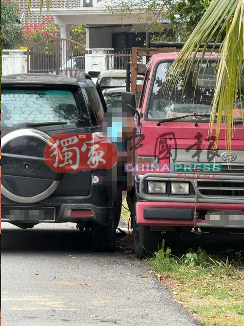 父亲疑误踩油门,导致儿子被夹毙在罗厘与轿车之间。(照片皆有受访者提供)