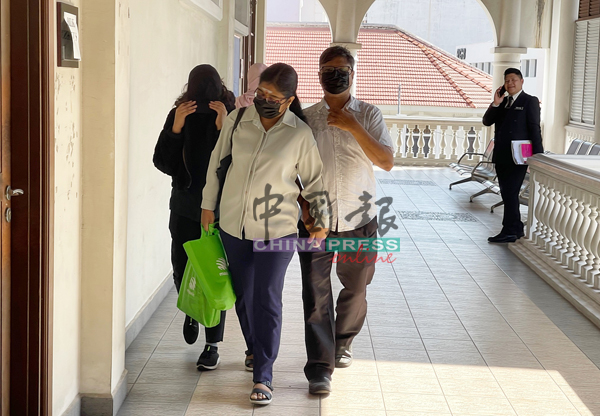 现年23岁的被告桑蒂雅(左),在双亲陪同下,现身槟城高庭。