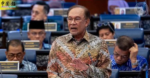 安华穿本土峇迪 推介第13大马计划