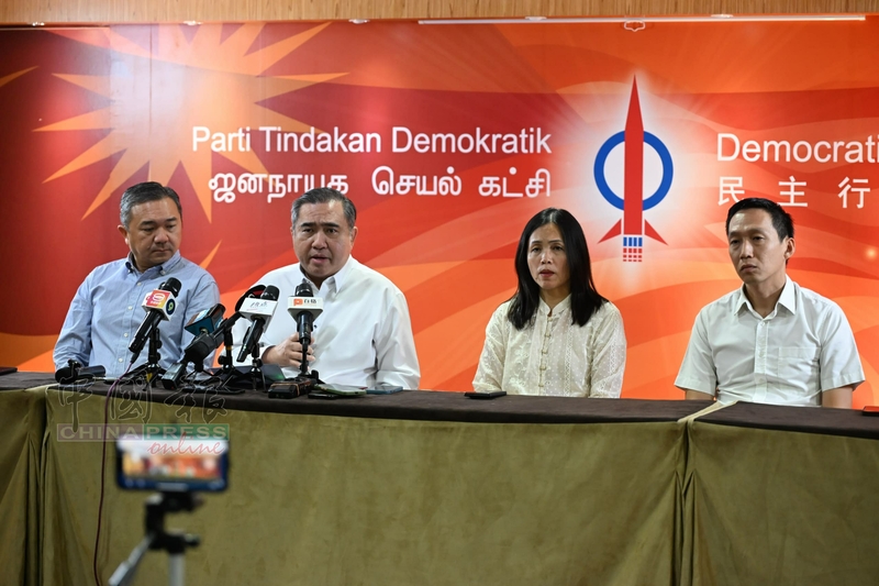 陆兆福（左2）针对反贪会向赵家道歉及提供捐助一事，召开记者会；左起为黄思汉、张念群和欧阳捍华。
