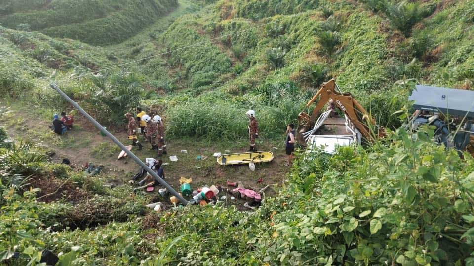 消拯员展开救援行动。
