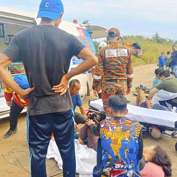 载15人货卡失控坠山谷 妇女惨死