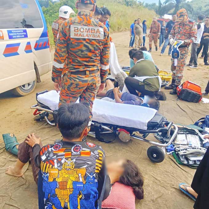 载15人货卡失控坠山谷 妇女惨死