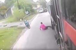 粉衣男子疑似被碾过脚底，抱住左腿在地上哀嚎。