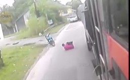 粉衣男子疑似被碾过脚底，抱住左腿在地上哀嚎。