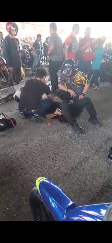 警员受伤躺在地面等待救援，地面上可见有鲜血流出。
