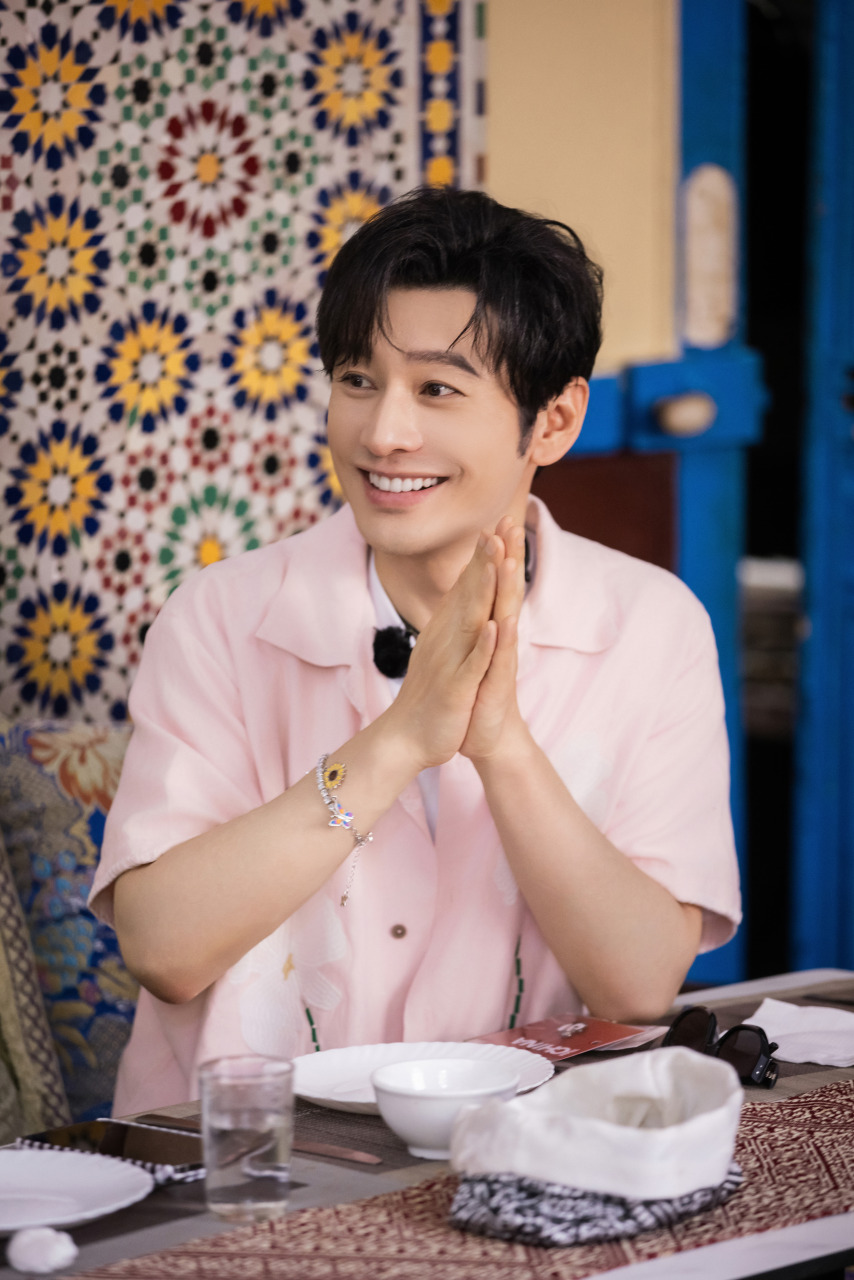 黄晓明见同行遭窃 掏出全数现金救急