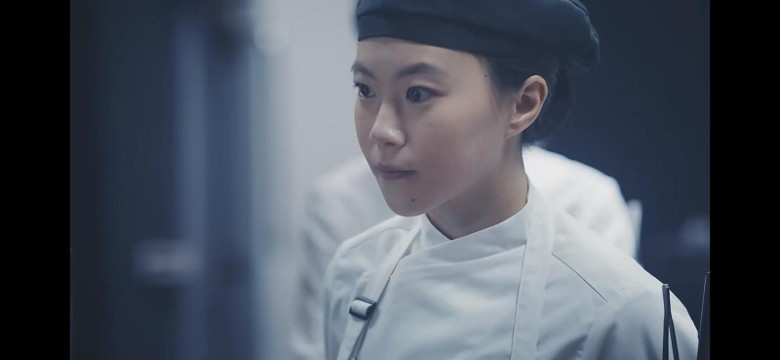 窦靖童在《她的生存之道》饰演退役拳手“刘盐”转为主厨。