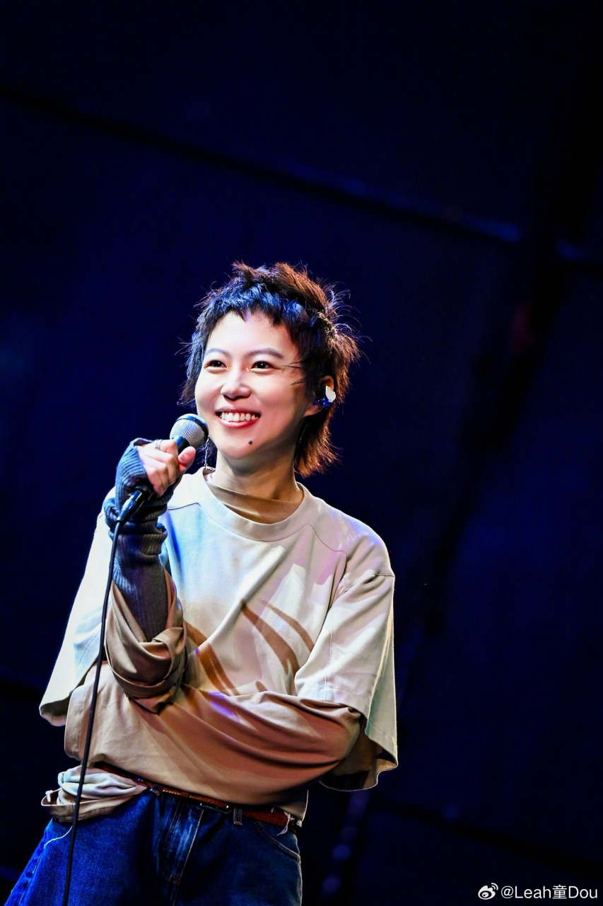 王菲为女儿合唱主题曲 网赞：声线太配