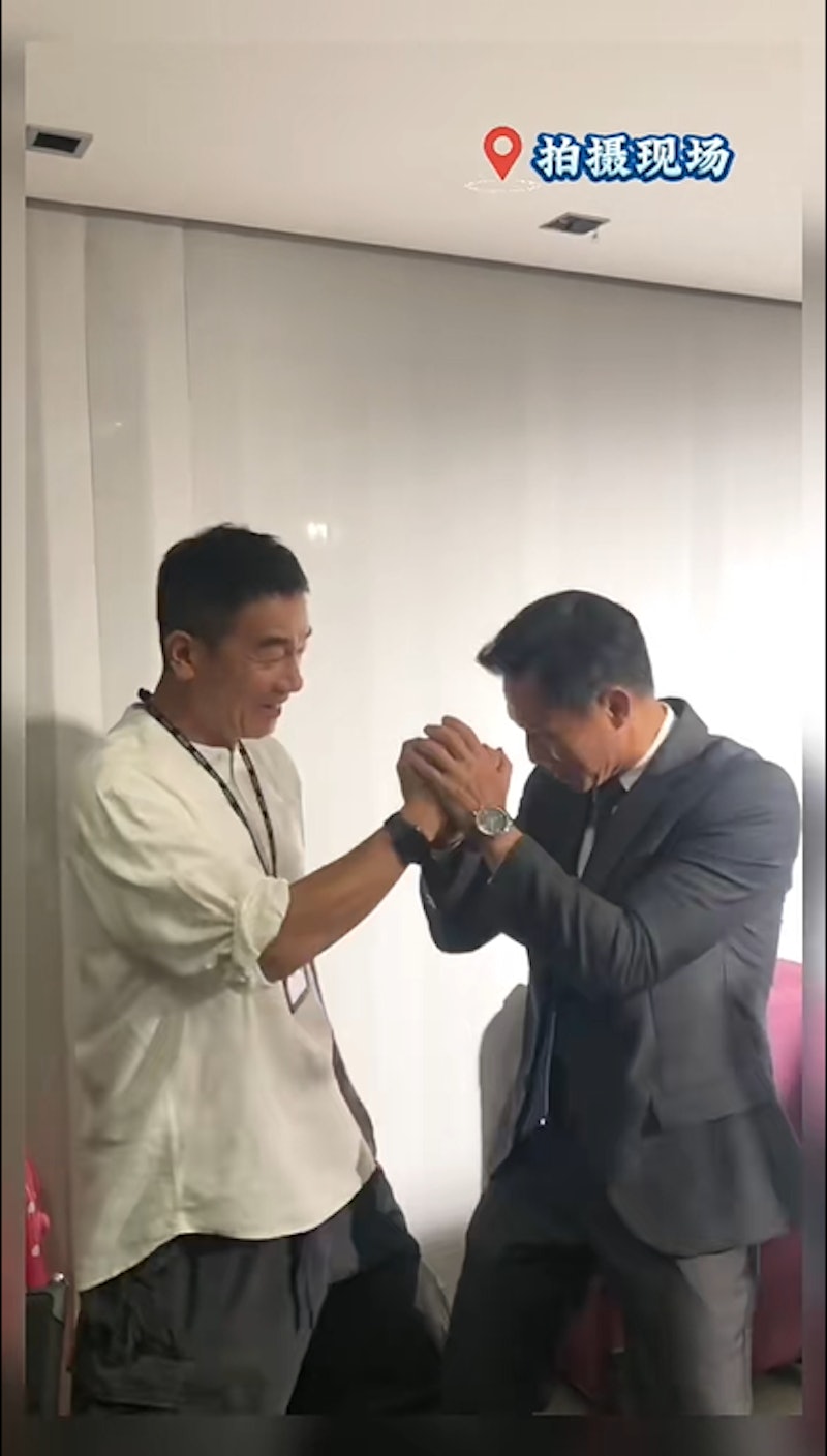 张国强看上去比陈小春年轻。