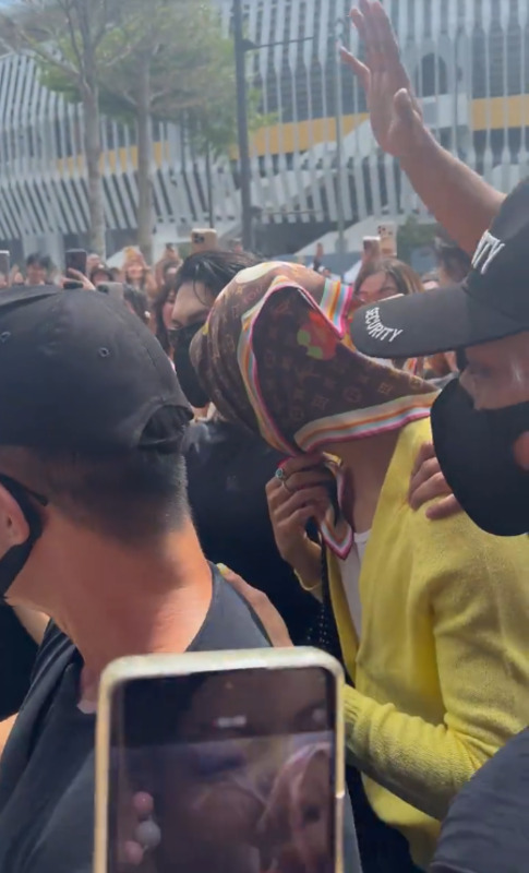 假GD一路上被黑衣人护身，让不少粉丝以为真GD驾到，盲目追星。
