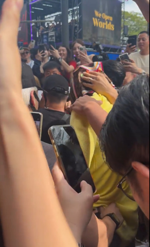 假GD一路上被黑衣人护身，让不少粉丝以为真GD驾到，盲目追星。
