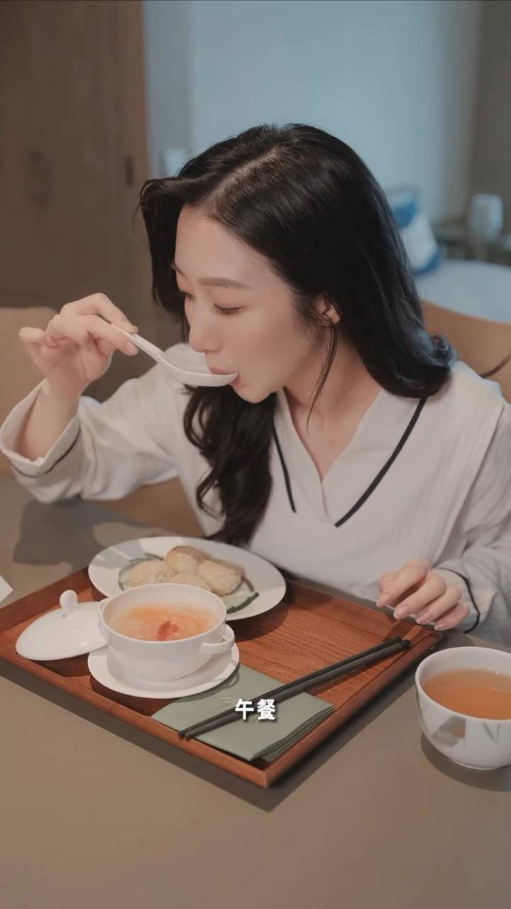 何依婷1天吃足6餐。