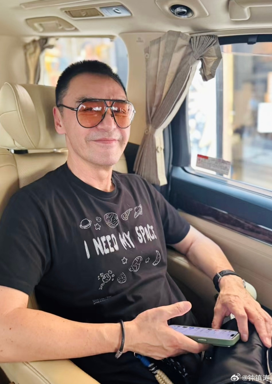 锺镇涛同框黄明志惹议 20岁女儿上节目帮灭火