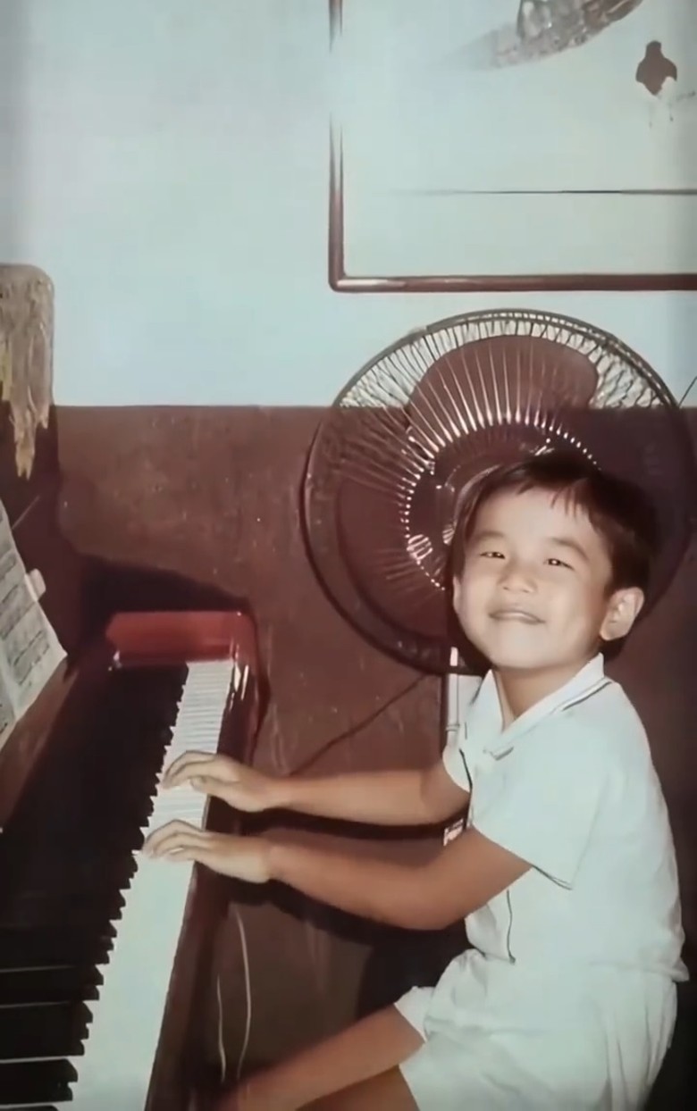 周杰伦从小就学钢琴。