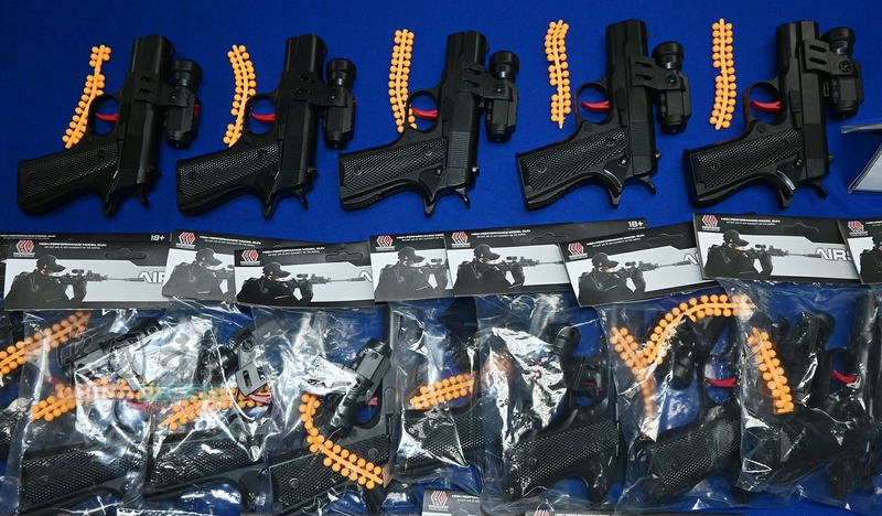警方充公大量以假乱真的软气枪。