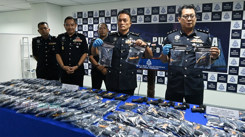 克力斯多夫（前排右起）、祖凯里慕达、阿末杰夫里、哈林阿峇斯展示所充公的假枪。
