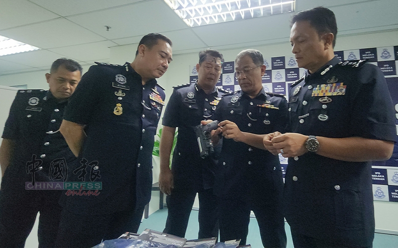 祖凯里慕达（右起）、聂阿都哈林、克力斯多夫、阿末杰夫里研究如何使用软气枪。
